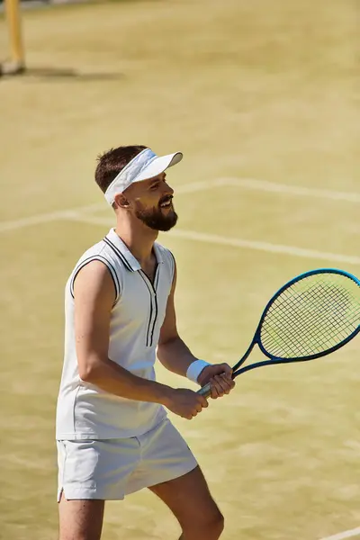 Un jugador de tenis experto muestra concentración y determinación en la cancha, disfrutando de un cálido día de verano. - foto de stock