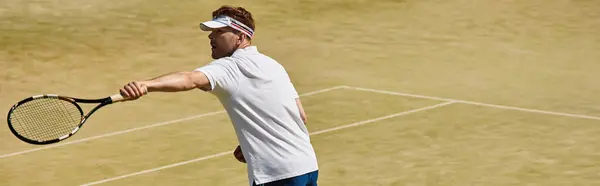 Un jugador experto muestra su destreza de tenis en una cancha soleada mientras está vestido con ropa deportiva blanca, pancarta - foto de stock