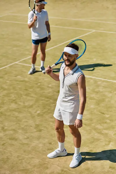 I concorrenti mettono in mostra le loro abilità su un campo da tennis vibrante durante una calda giornata estiva. — Foto stock