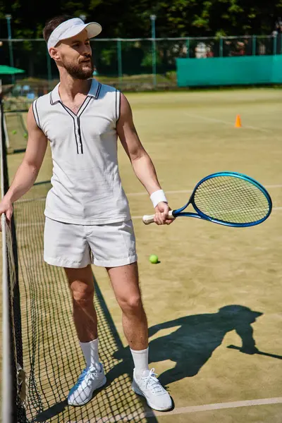 Un abile giocatore pratica il tennis, mettendo in mostra l'atletismo in un ambiente soleggiato con colori vivaci. — Foto stock