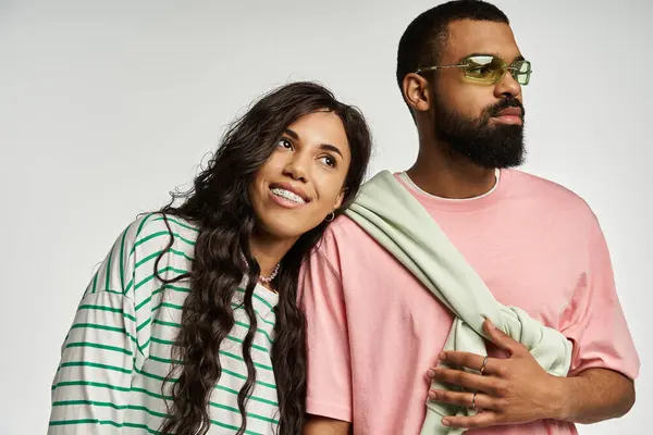 Fashionable pair shares a tender moment, basking in their unique style and love for each other. — Stock Photo