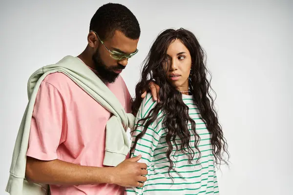 Casal abraça em traje elegante, mostrando amor e estilo em um ambiente artístico. — Fotografia de Stock