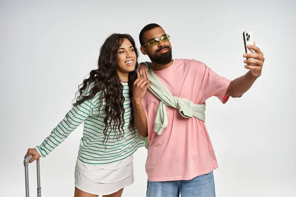 In einem stilvollen Studio teilt ein trendiges Paar verspielte Selfies und zelebriert damit ihre Liebe. — Stockfoto