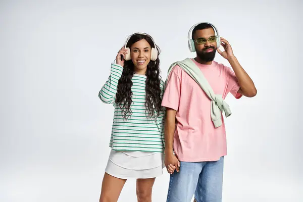 Una coppia elegante condivide un momento gioioso, godendo della musica e irradiando amore. — Foto stock