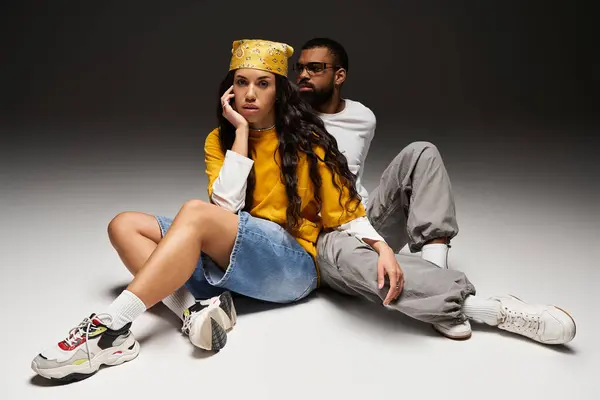 Una coppia mette in mostra il loro stile unico, incarnando l'amore moderno e la fiducia in un ambiente di studio. — Foto stock