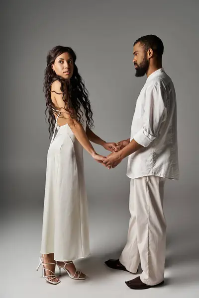 Stylish couple holds hands, showcasing love and connection in a peaceful setting. — Stock Photo