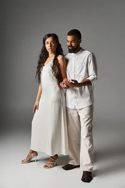 Um casal elegante mostra seu amor, vestido com roupas elegantes em um ambiente de estúdio minimalista. — Fotografia de Stock