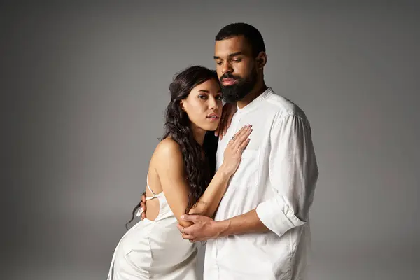 Un couple élégant embrasse, soulignant leur élégance et leur affection. — Photo de stock