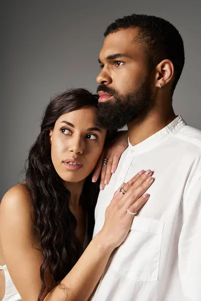 Couple displays their affection in a contemporary studio, radiating romance and style. — Stock Photo