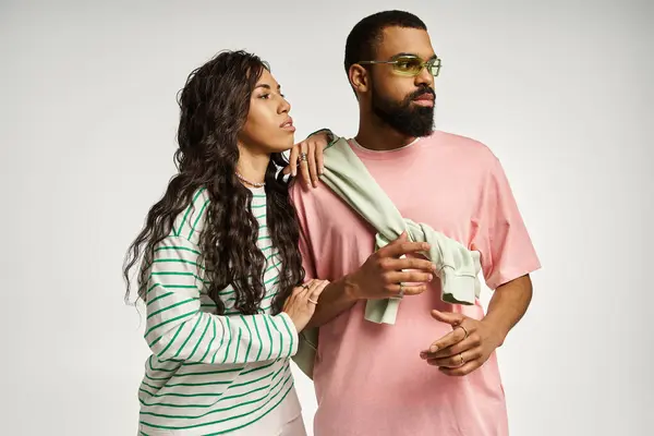 Fashionable duo showcases their unique style while enjoying a shared moment of affection. — Stock Photo