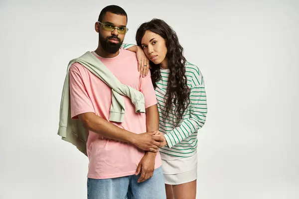 A fashionable duo embraces while showcasing their unique styles in a contemporary setting. — Stock Photo