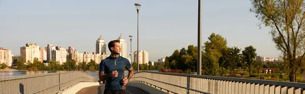 A handsome young man strolls leisurely on a vibrant walkway, feeling the warmth of the sun. — Stock Photo