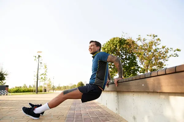 Un joven pasea tranquilamente por un sendero pintoresco bajo un cielo azul claro. — Stock Photo