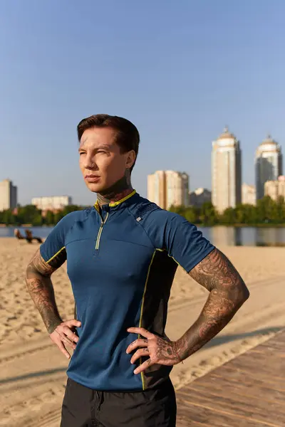 Ein gutaussehender junger Mann schlendert die Uferpromenade entlang und sonnt sich selbstbewusst im warmen Sonnenlicht. — Stockfoto