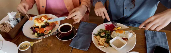 Due amici assaporano un delizioso brunch insieme, condividendo sorrisi e cibo in un caffè, striscione — Foto stock