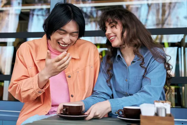 Young friends enjoy each other's company while sipping coffee in a charming cafe. — Stock Photo