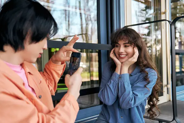Dos jóvenes amigos disfrutan de su tiempo en un café, capturando recuerdos mientras ríen y sonríen juntos. - foto de stock