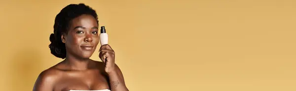 Jovem afro-americana mostra sua pele impecável ao promover o produto de beleza em um estúdio, banner — Fotografia de Stock