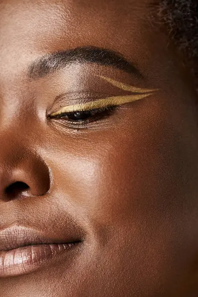 Young woman with flawless skin poses in studio, emphasizing beauty and creativity. — Stock Photo