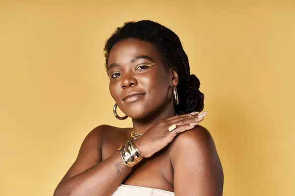 Uma jovem afro-americana mostra sua pele impecável e beleza em um estúdio vibrante. — Fotografia de Stock