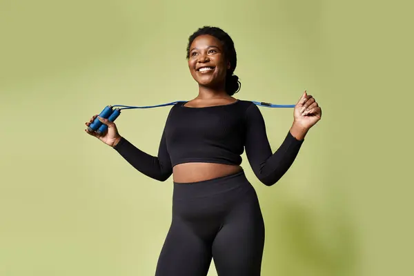 Energetic sportswoman showcases strength and confidence while working out in a studio setting. — Stock Photo