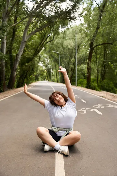 A young woman relaxes outdoors, basking in summer sun and connecting with nature. — Stock Photo