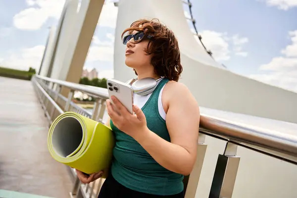 A young, pretty woman in activewear is outdoors, enjoying her workout and soaking up the sun. — Stock Photo
