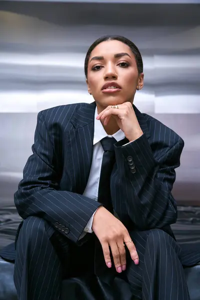Стильна молода жінка впевнено позує на гладкий фон. — Stock Photo