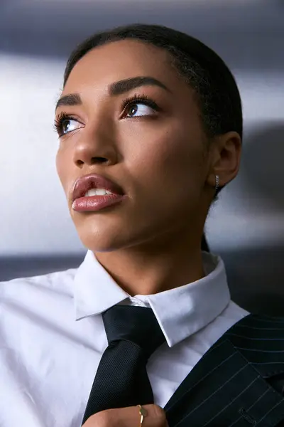Mujer joven elegante posa con estilo, mostrando su sentido de la moda en un lugar de moda. - foto de stock