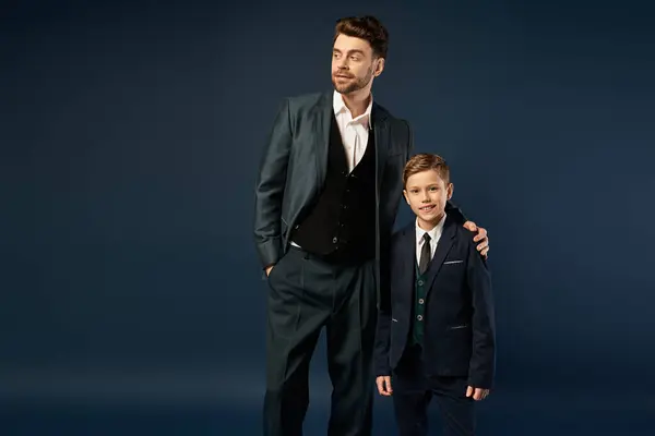 Un père et son fils partagent un moment joyeux, habillés intelligemment pour les célébrations de la fête des Pères en 2025. — Photo de stock