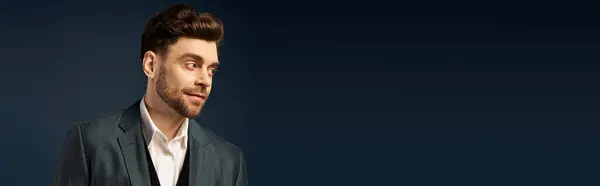 Bello uomo elegante vestito in abito, in posa su sfondo scuro. — Foto stock