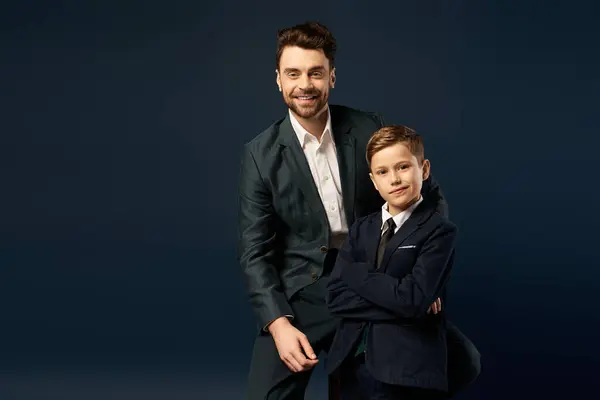Un padre e un figlio condividono un momento commovente, vestiti elegantemente per la celebrazione del Giorno dei Padri. — Foto stock