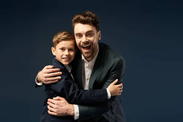 Vater und Sohn umarmen sich, verbreiten Freude und Liebe am Vatertag und hinterlassen bleibende Erinnerungen. — Stockfoto