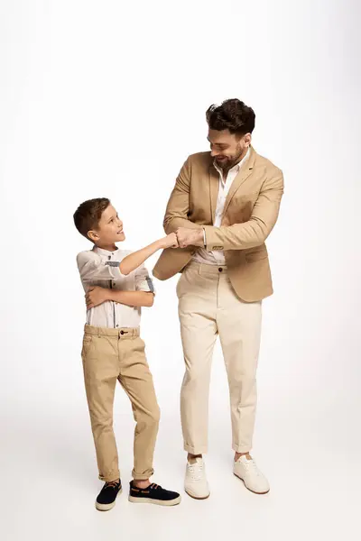 Pai e filho compartilham um momento de alegria, celebrando juntos no Dia do Pai de 2025. — Fotografia de Stock