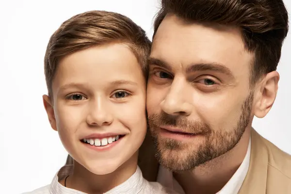 Pai e filho compartilham um abraço alegre, celebrando amor e união em um dia especial. — Fotografia de Stock