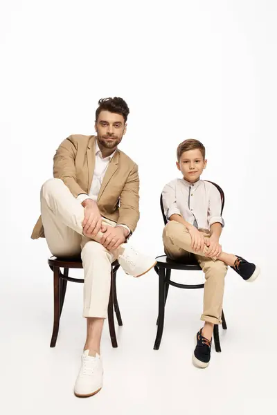 Father and son share a heartwarming moment, radiating joy and connection together. — Stock Photo