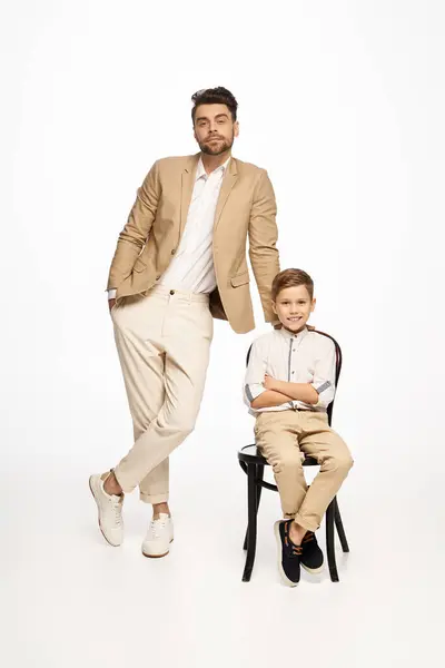 Father and son embrace togetherness while celebrating Fathers Day, exuding joy and warmth. — Stock Photo