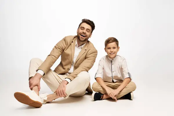 Father and son celebrate Fathers Day together in a joyful, festive atmosphere. — Stock Photo