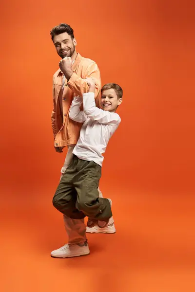 Father and son share a joyful moment, embracing the spirit of togetherness on Fathers Day. — Stock Photo