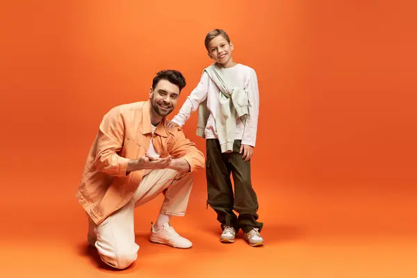 A joyful moment shared between a father and son celebrating togetherness on Fathers Day. — Stock Photo