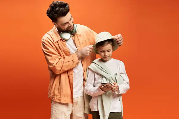 A father and son share a heartfelt moment, celebrating Fathers Day with smiles and love. — Stock Photo