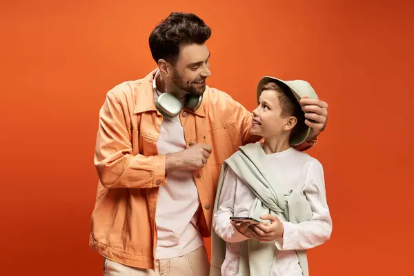 A father and son share a heartwarming moment of connection while celebrating Fathers Day together. — Stock Photo