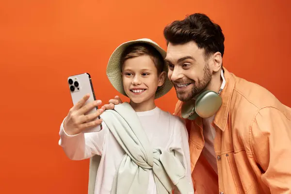 Dia dos Pais 2025 Um momento de alegria cheio de riso e união para pai e filho. — Fotografia de Stock