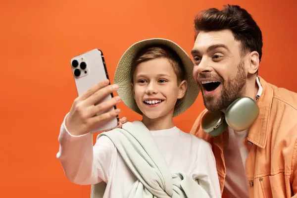 A happy father and child share a joyful selfie together, both smiling brightly. — Stock Photo