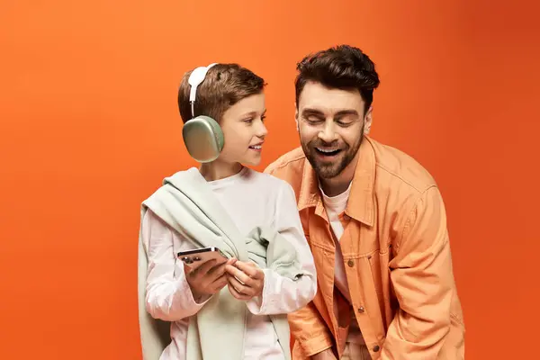 A dad and son share joy, music, and laughter in a festive atmosphere. — Stock Photo