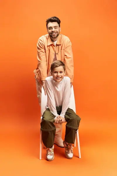A joyful moment shared between father and son featuring smiles and connection on Fathers Day. — Stock Photo