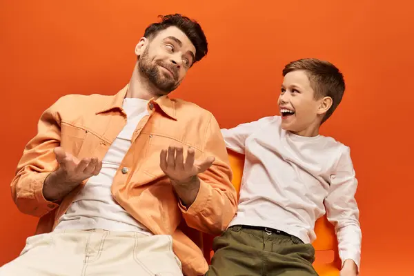 A father and son share a joyful moment, celebrating their bond during a festive occasion. — Stock Photo