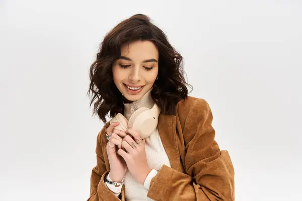A young woman in a stylish studio shows off her trendy style — Stock Photo