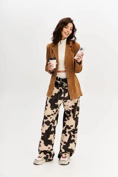A young woman stands confidently in a cute outfit, sharing her fashion sense with the world. — Stock Photo