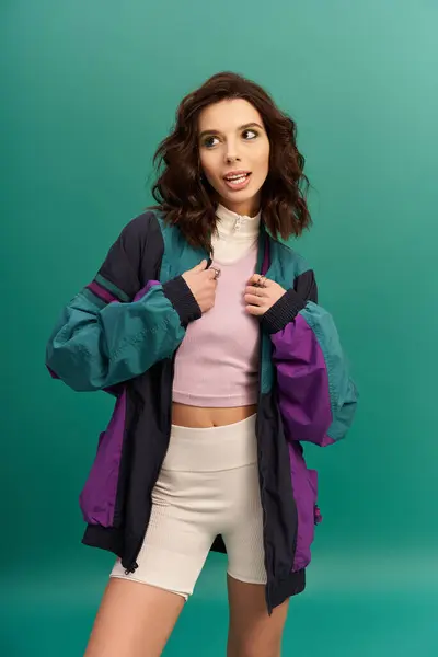 A fashionable young woman poses confidently in trendy sportswear, highlighting her style. — Stock Photo